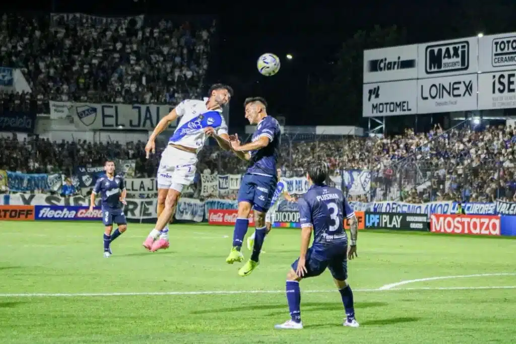 Un jugador no identificado del equipo de Midland disputó un balón aéreo con un oponente de Quilmes el 21 de febrero de 2026, durante la segunda fecha de la Primera Nacional, en el estadio del conurbano sur de Buenos Aires, Argentina.