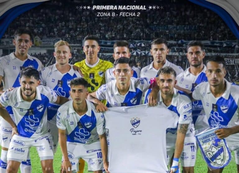 Formación titular de Midland sosteniendo una camiseta en homenaje a Jorge Payare en la previa del partido contra Quilmes por la Primera Nacional el 21 de febrero de 2026.