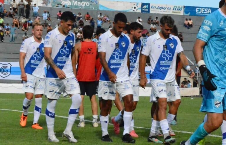 Jugadores de Ferrocarril Midland en el partido contra Gimnasia de Jujuy Primera Nacional