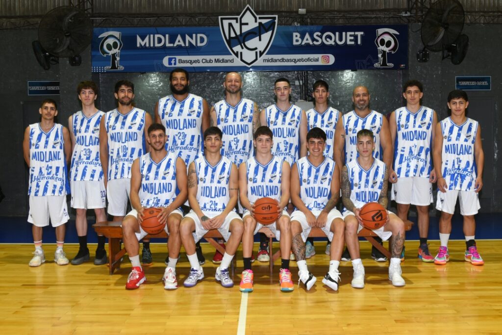Plantel profesional de básquet del Club Atlético Midland para la temporada 2026, posando con la indumentaria oficial celeste y blanca en el gimnasio de Libertad.