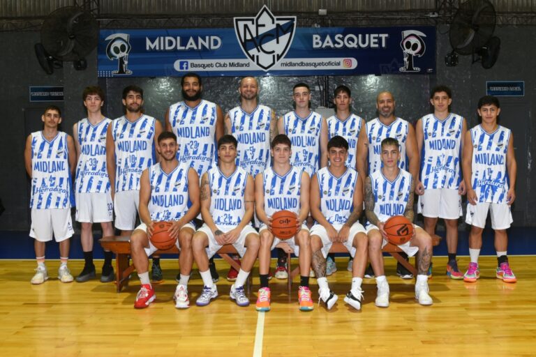 Plantel profesional de básquet del Club Atlético Midland para la temporada 2026, posando con la indumentaria oficial celeste y blanca en el gimnasio de Libertad.