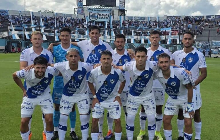 Jugadores de Ferrocarril Midland en el partido contra Gimnasia de Jujuy Primera Nacional