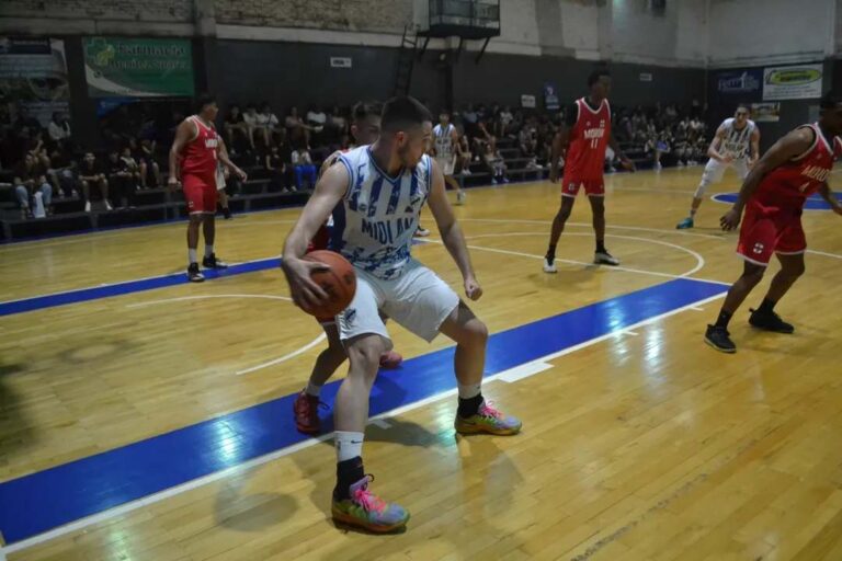 Jugador con el balón. El Funebrero volvió al Microestadio Ciudad de Libertad de la mejor manera, ganándole un partido de locos a Club Morón por 82 a 81.