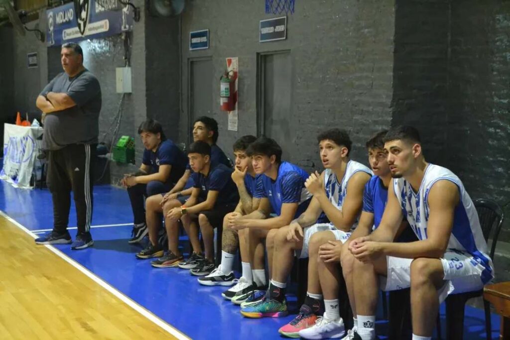 Jugadores viendo el partido. El Funebrero volvió al Microestadio Ciudad de Libertad de la mejor manera, ganándole un partido de locos a Club Morón por 82 a 81.