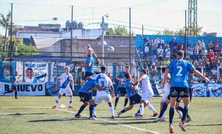 Alt text: Jugadores de Midland y Almagro disputando un duelo aéreo durante el partido por la fecha 5 de la Primera Nacional en el Estadio Ciudad de Libertad, 15 de marzo de 2026.