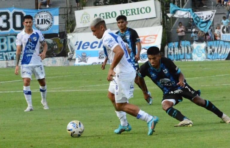 Jugadores de Ferrocarril Midland en el partido contra Gimnasia de Jujuy Primera Nacional