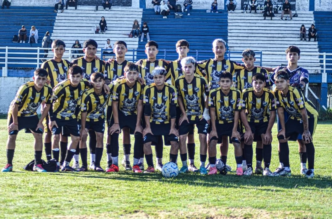 El semillero en marcha: Los juveniles de Ferrocarril Midland posan en la previa de su debut oficial frente a Acassuso.